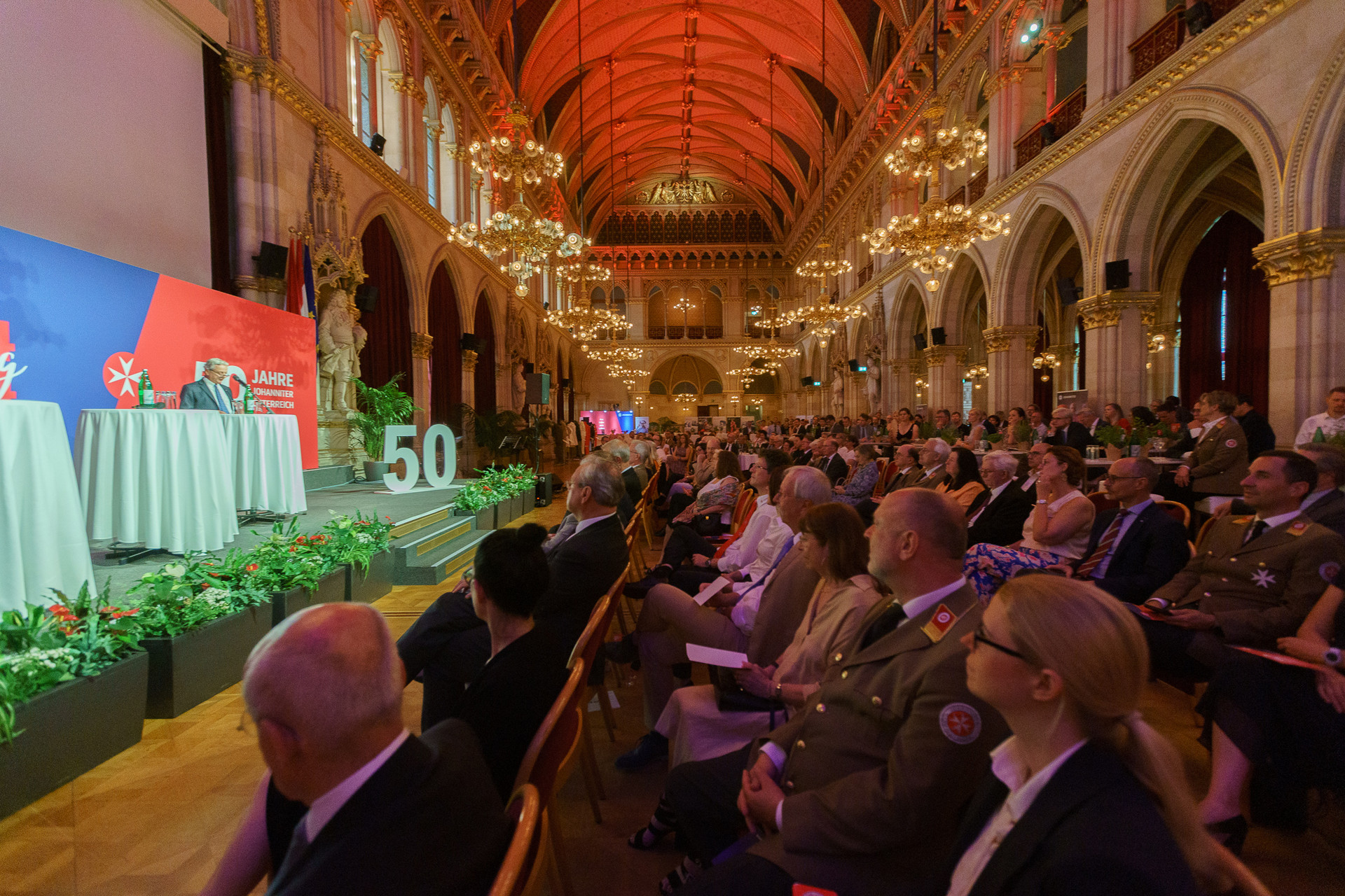 Menschen schauen zur Bühne