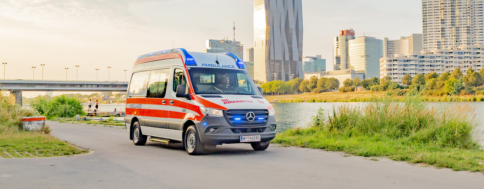 Ein Einsatzauto der Johanniter fährt auf der Donauinsel in Wien.