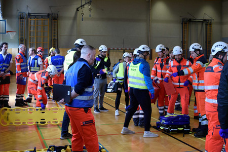 Das Einsatzpersonal versammel sich kurz bevor die Übung beginnt.