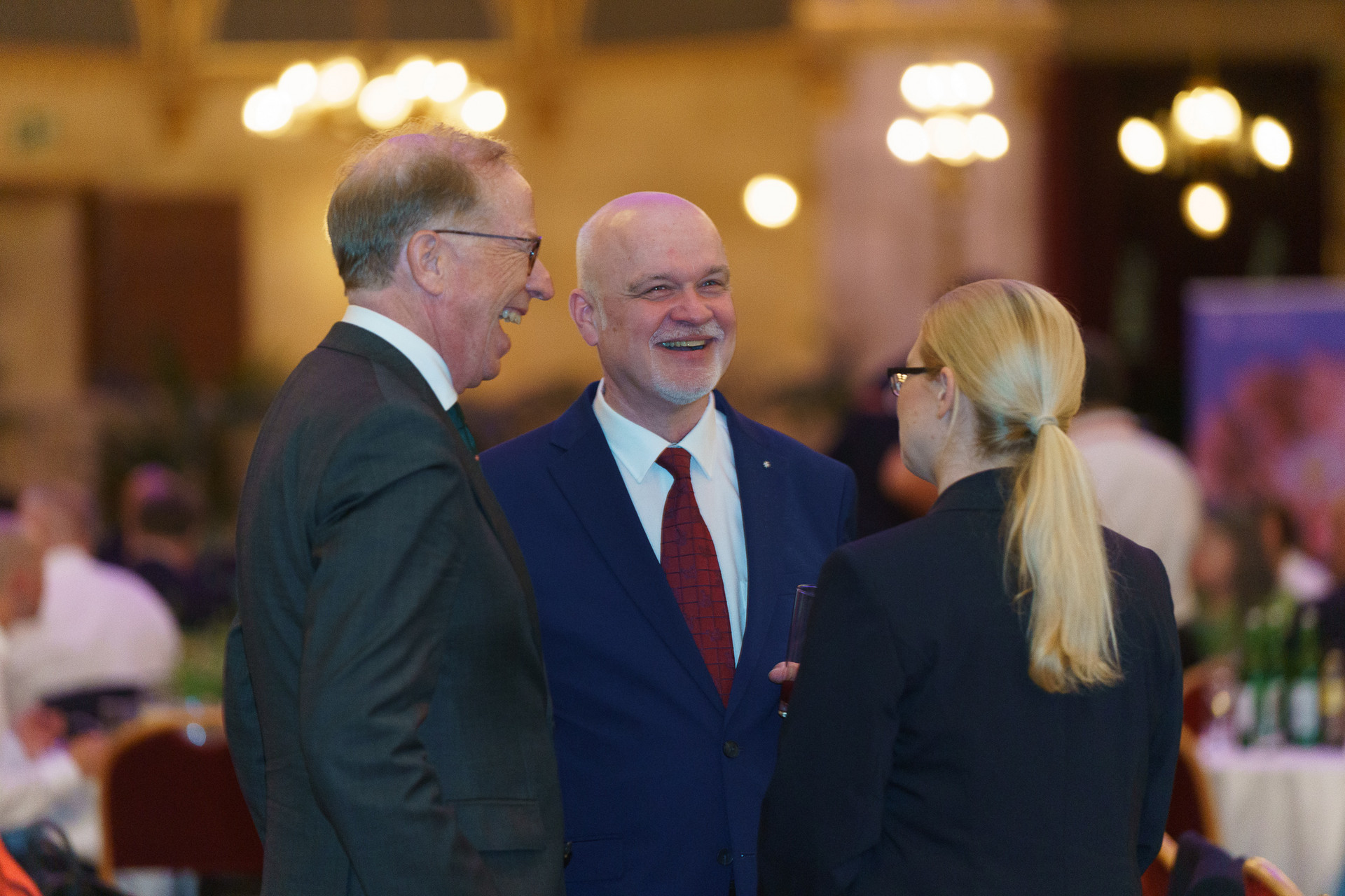 Bundesgeschäftsführerin Petra Grell-Kunzinger mit Personen lachend im Saal