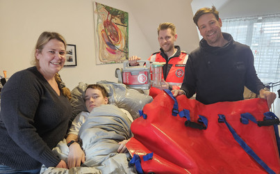 Michael Hoffmann von den Johannitern bei der Übergabe der Sachspende an die Familie von Clemens S.