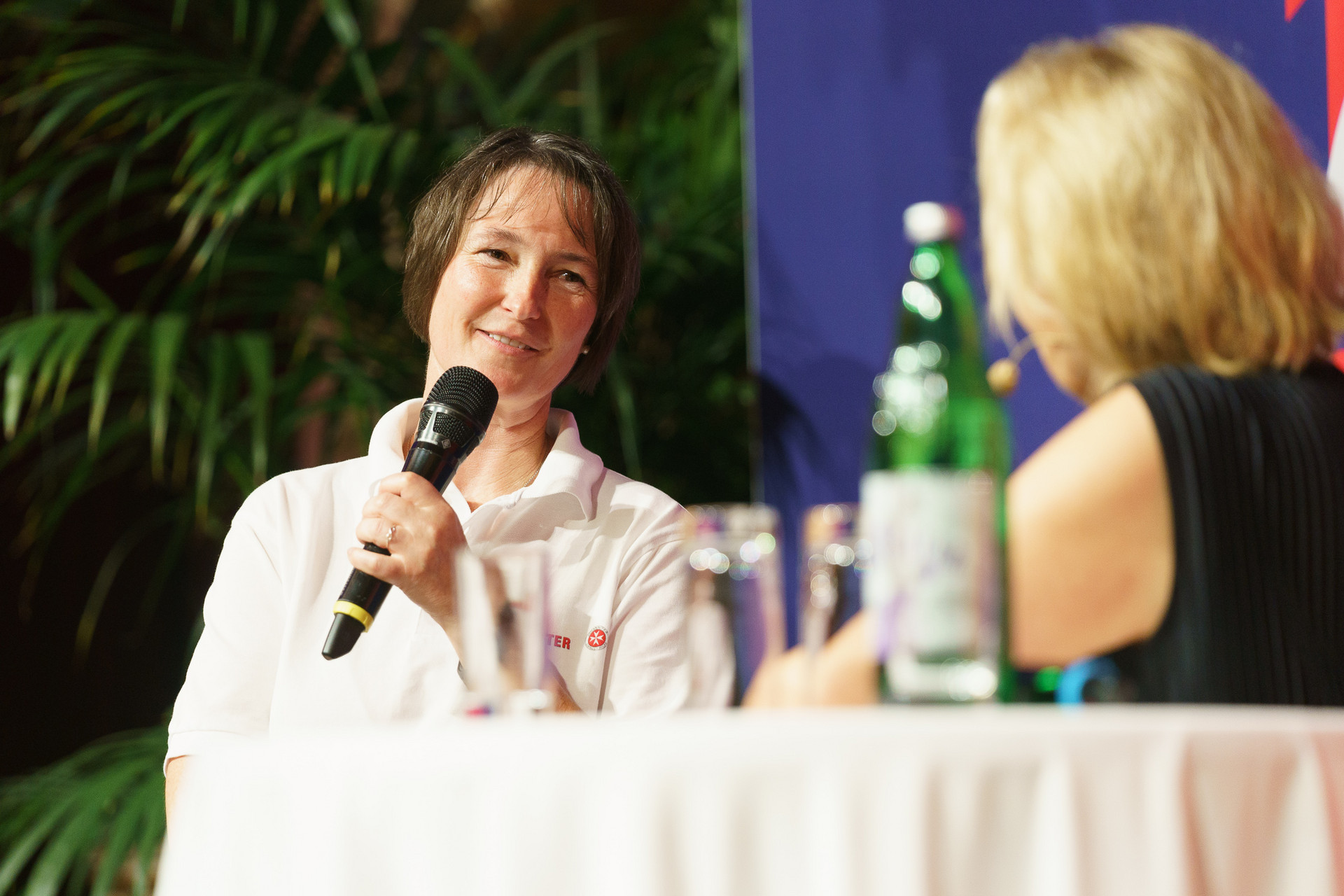 2 Damen unterhalten sich auf der Bühne
