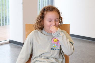 Ein Mädchen mit Pseudokrupp hustet.