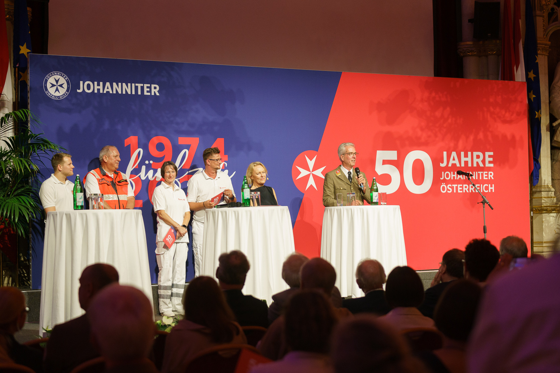 Personen auf der Veranstaltungsbühne