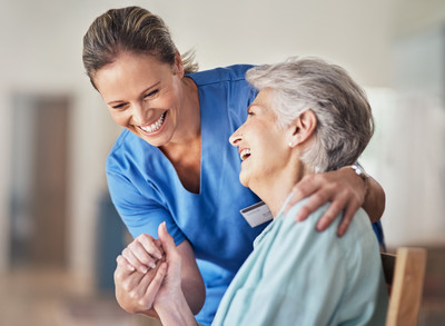 Eine Pflegerin, die sich um eine ältere Patientin in ihrem Zuhause kümmert.