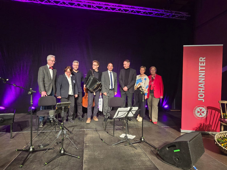 VIPs auf der Bühne des Benefizkonzerts