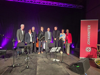 VIPs auf der Bühne des Benefizkonzerts