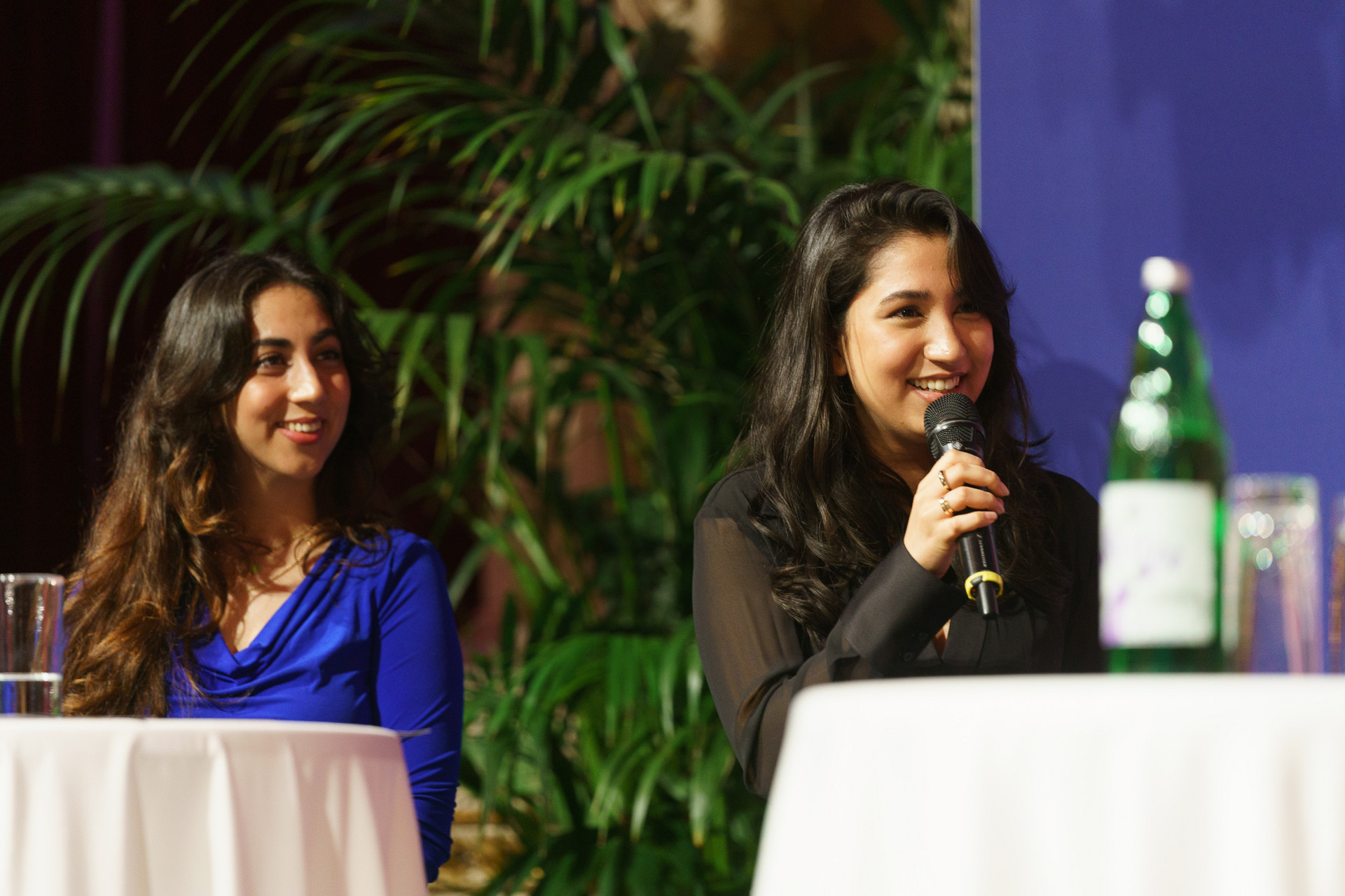 2 Damen stehen auf der Bühne