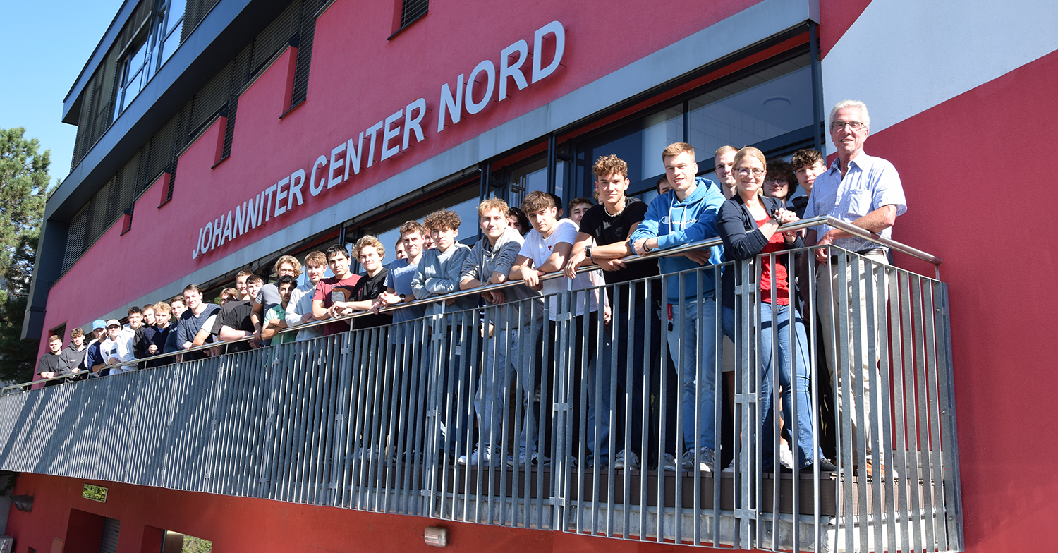 Die neuen Zivildienstleistenden, die Bundesgeschäftsführerin und der Präsident vor dem JCN.