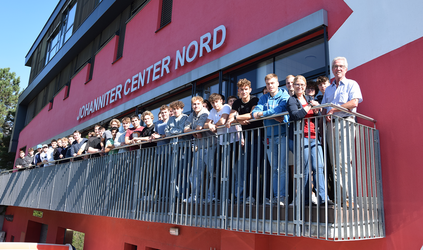 Die neuen Zivildienstleistenden, die Bundesgeschäftsführerin und der Präsident vor dem JCN.