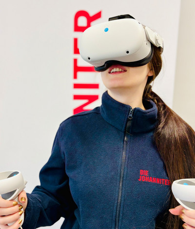 Eine Johanniter Sanitäterin übt mittels VR.