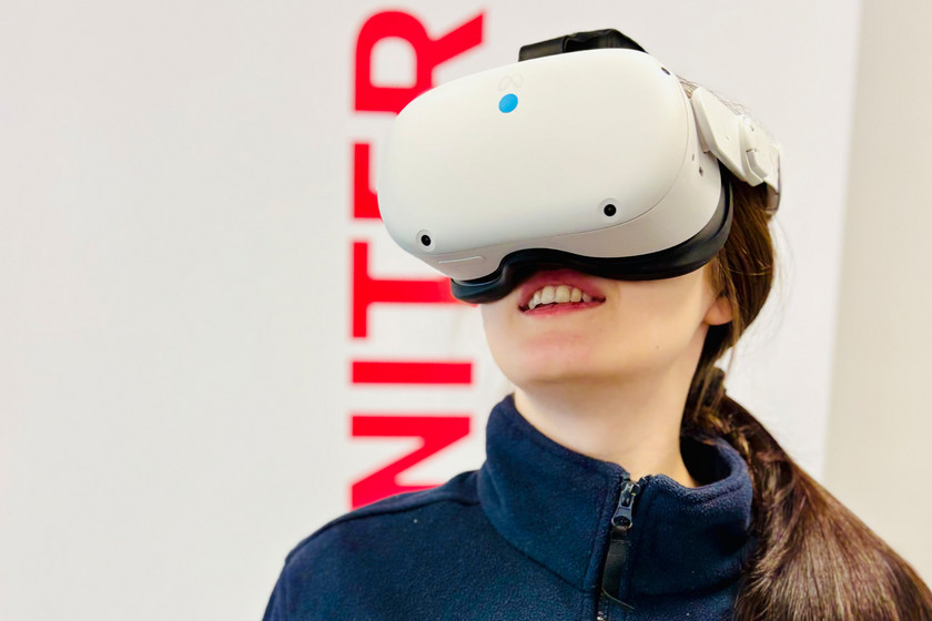 Eine Johanniter Sanitäterin übt mittels VR.