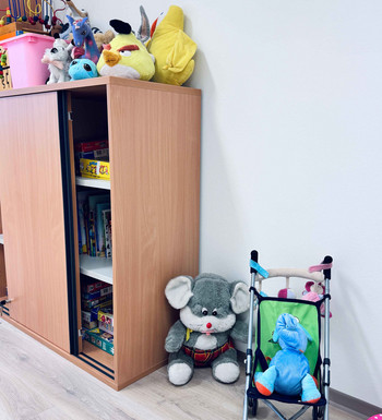 Eine Ecke mit Spielsachen für Kinder, darunter Plüschtiere.
