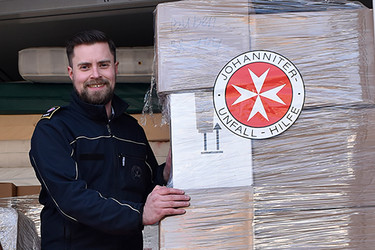 Ein Johanniter beim Beladen eines Hilfstransporters für die Ukraine.
