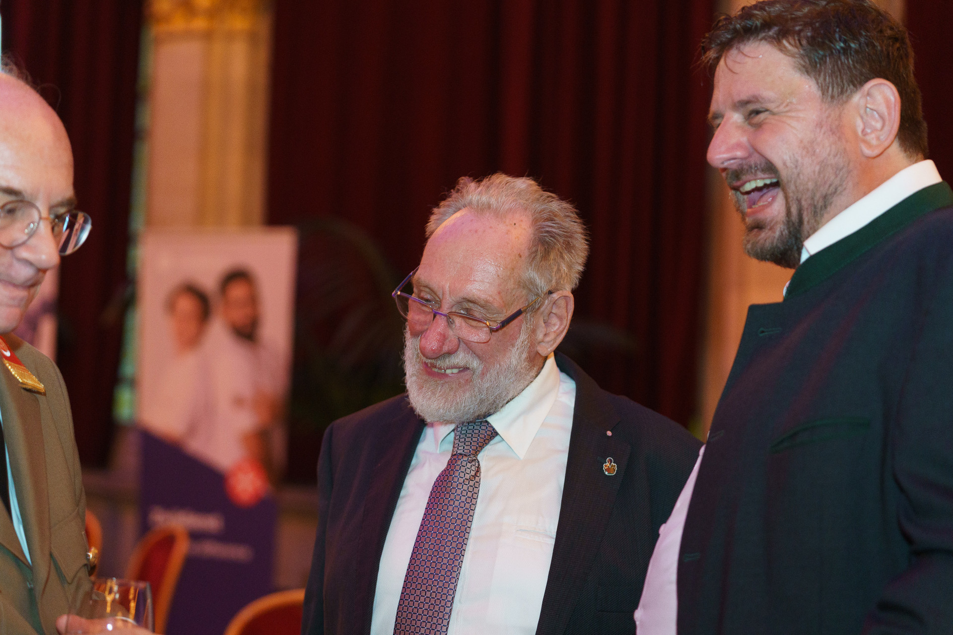 Personen lachend im Saal fotografiert