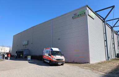 Die Sport & Fun Halle von außen, wo eine Ankunftshalle eingerichtet wurde.