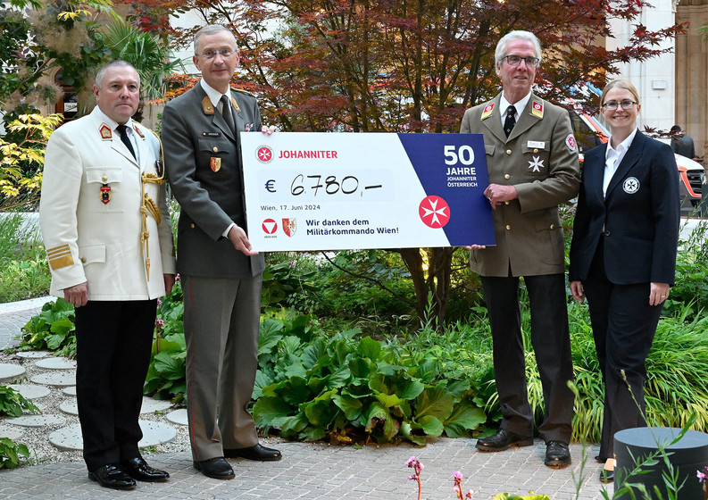 Spendenscheckübergabe des Militärkommandos Wien an die Johanniter