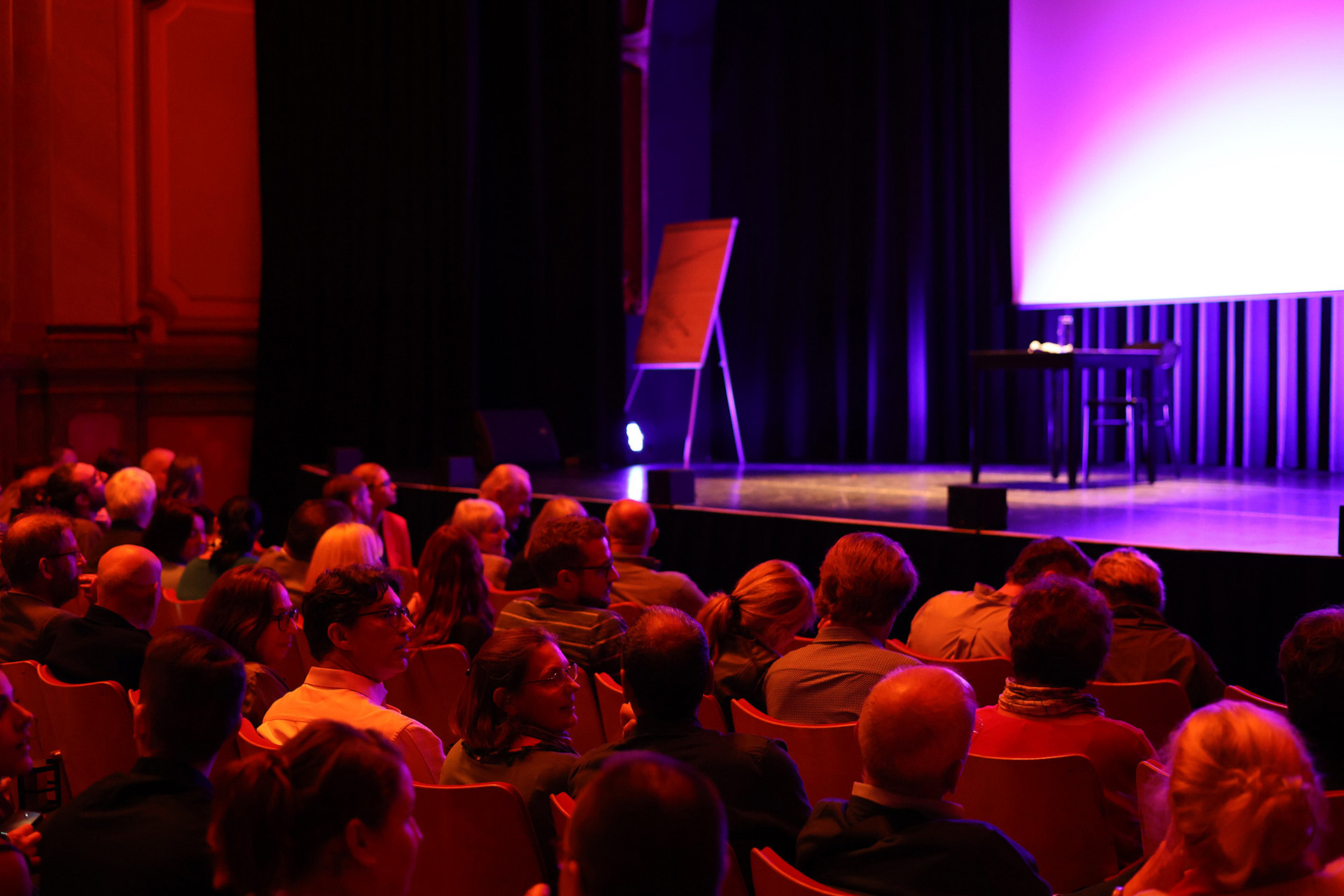 Das Publikum blickt zur Bühne