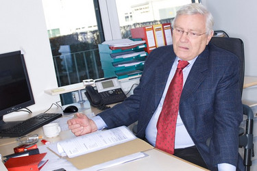 Ein älterer Mann erleidet einen Schlaganfall.