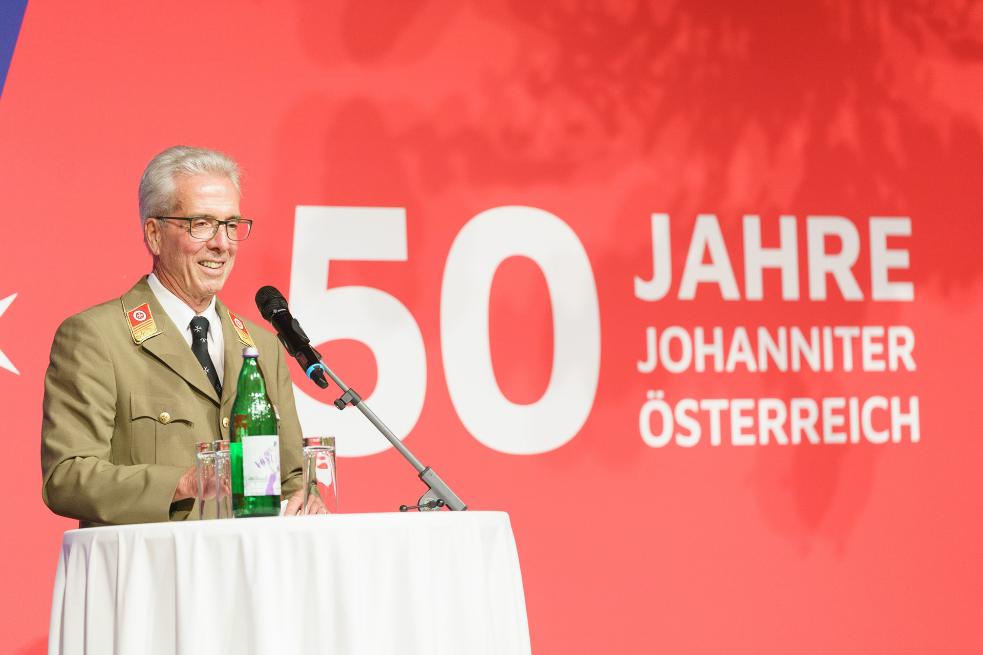 Präsident Johannes Bucher steht auf der Bühne und spricht