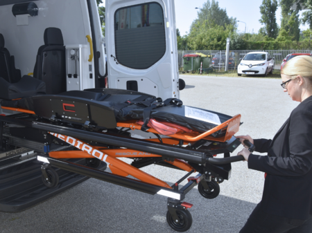 Die elektrische Trage wird aus dem Rettungswagen geladen.