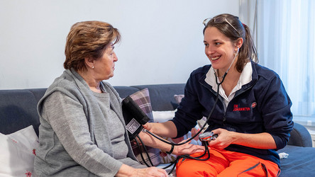 Eine Johanniterin misst den Blutdruck einer Patientin.