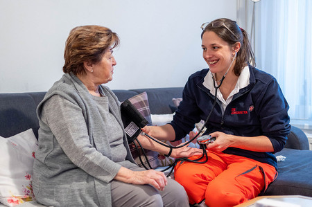 Eine Johanniterin misst den Blutdruck einer Patientin.