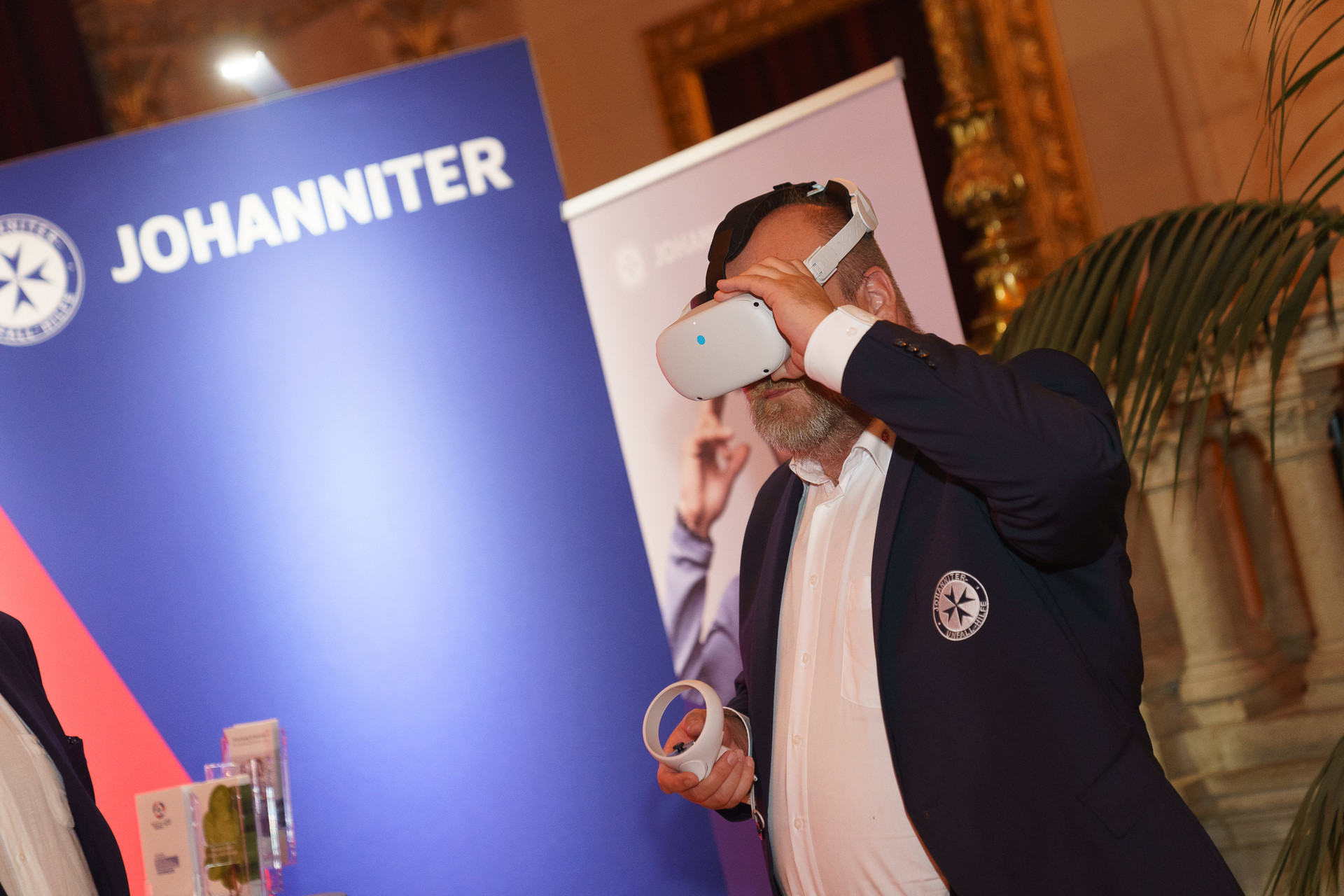 Person hat eine VR Brille auf