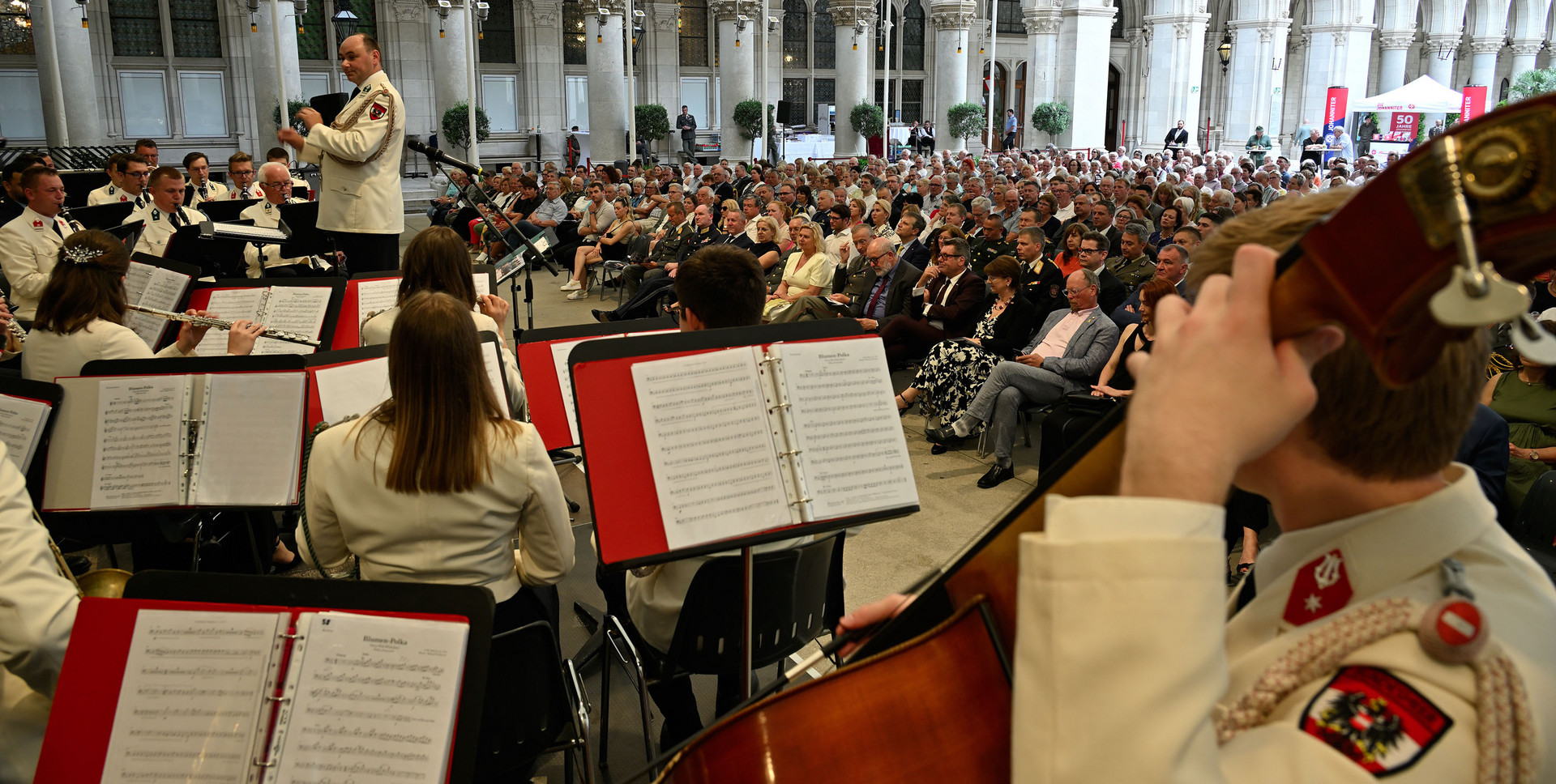 Das symphonische Blasorchester der Gardemusik beim traditionellen Arkadenhofkonzert des Militärkommandos Wien im Wiener Rathaus.