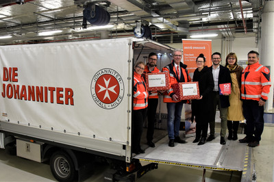 V.l.n.r.: Petra Grell-Kunzinger (Bundesgeschäftsführerin Johanniter Österreich), Thomas leimer (Ehrenamtlichen-Koordinator Johanniter), Johannes Bucher (Präsident Johanniter Österreich), Gerda Holzinger-Burgstaller (CEO Erste Bank Oesterreich), Sebastian Rehse (Leiter Group Corporate Affairs & Stakeholder Management, Erste Group), Karin Zeisel (Leiterin Time Bank Strategy & Development, Erste Group), Denis Weber (Johanniter Weihnachtstrucker-Koordinator).