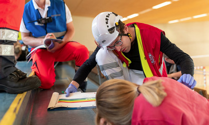 Ein Notarzt hilft einer Patientin und überprüft ihren Gesundheitszustand.