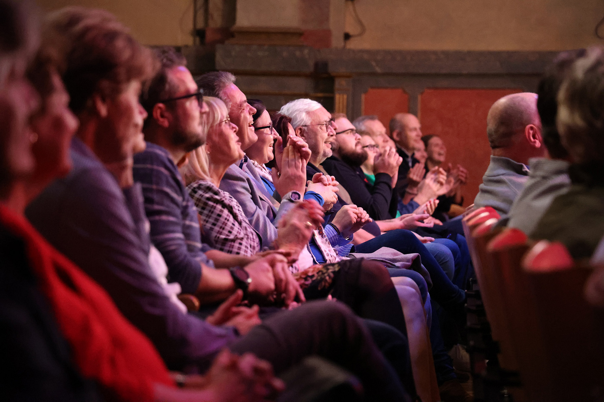 Das lachende Publikum applaudiert.