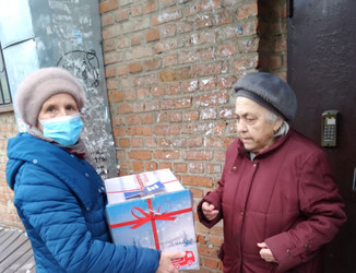 Verteilung von Hilfspaketen in Poltawa