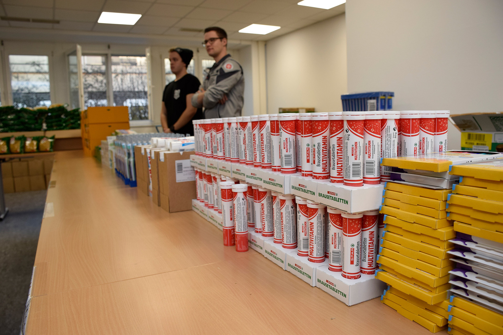 Auf einem Tisch sind viele Lebensmittel nebeneinander aufgereiht.