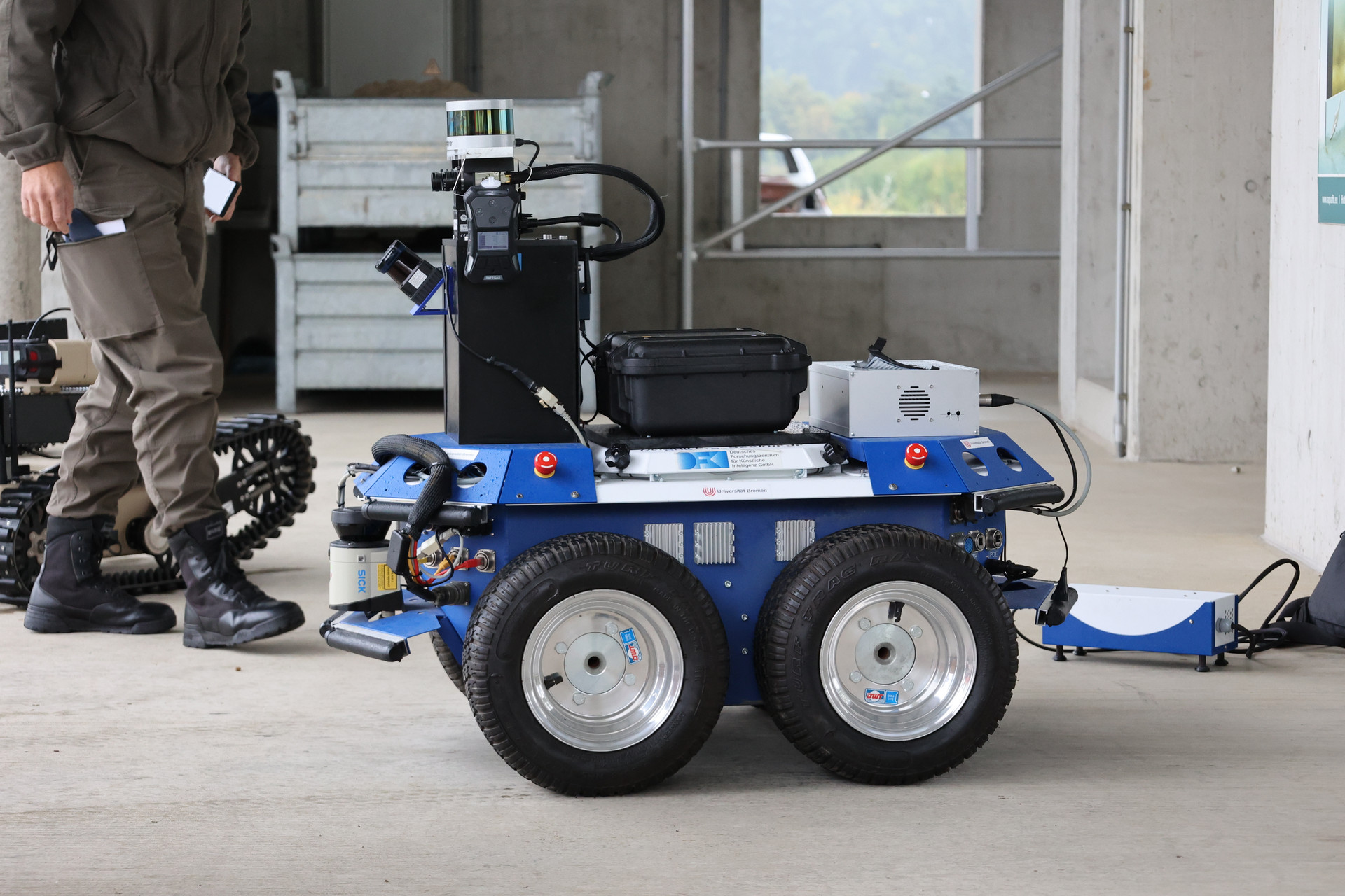 Ein Rettungsroboter mit Sensoren und vier großen Rädern um Gelände absuchen zu können.