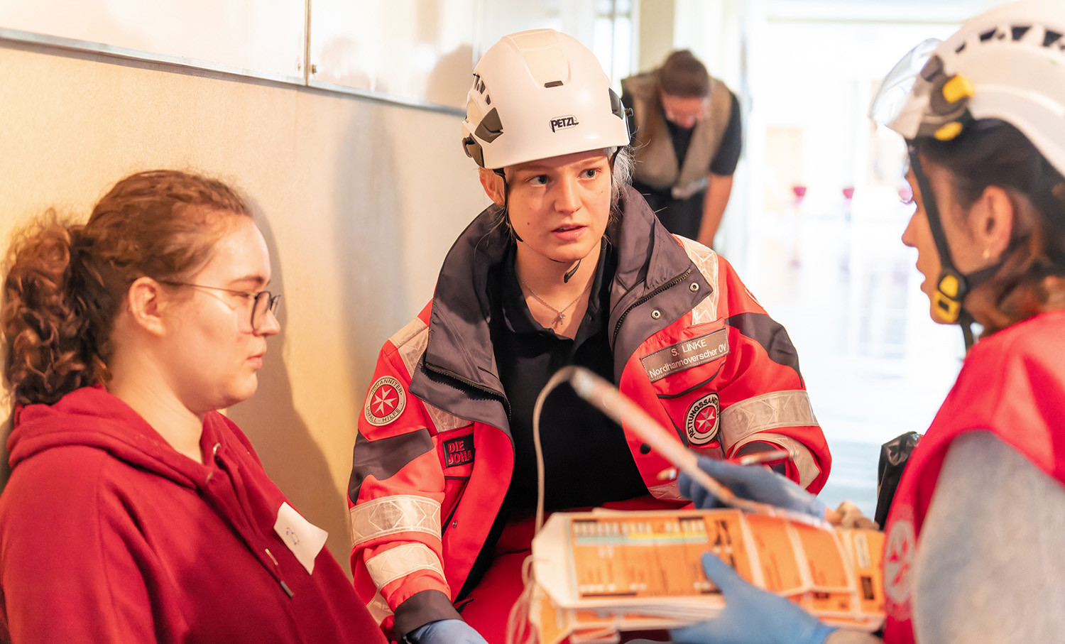 Die Rettungskräfte besprechen nach Eintreffen eine Triage (Ersteinschätzung) und das weitere Vorgehen.