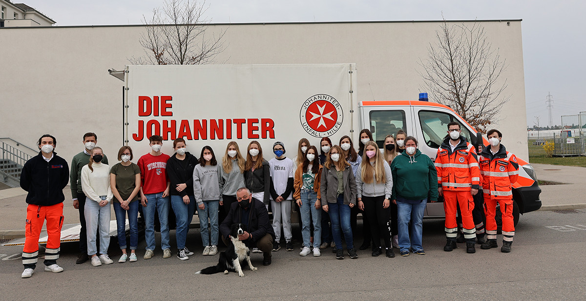 Ein Gruppenfoto des BG/BRG Groß Enzersdorf vor einem LKW der Johanniter im Zuge einer Spendenübergabe
