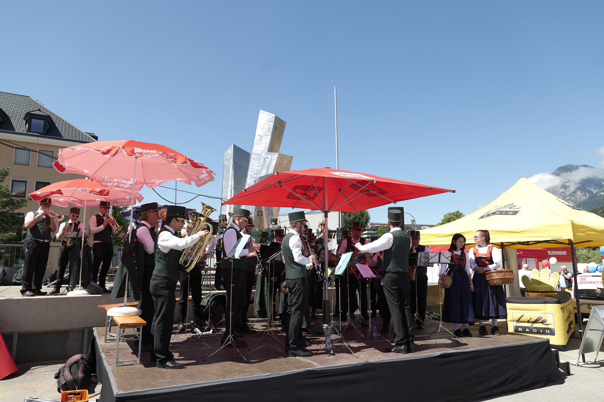 Eine Blasmusikkapelle spielt auf der Bühne.