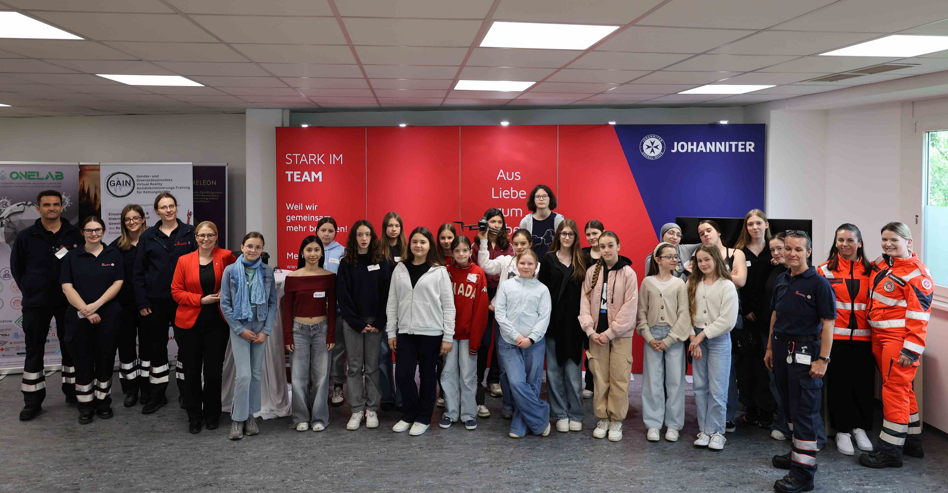 Ein Gruppenfoto der Johanniter gemeinsam mit den Teilnehmerinnen des Töchtertags.