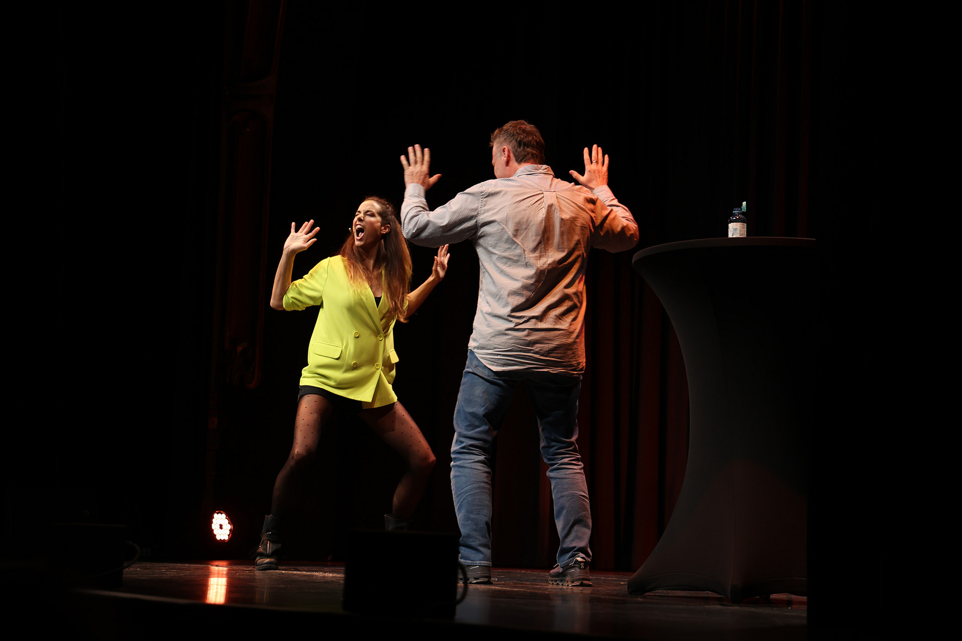 Nina Hartmann tanzt mit einem Zuschauer auf der Bühne.