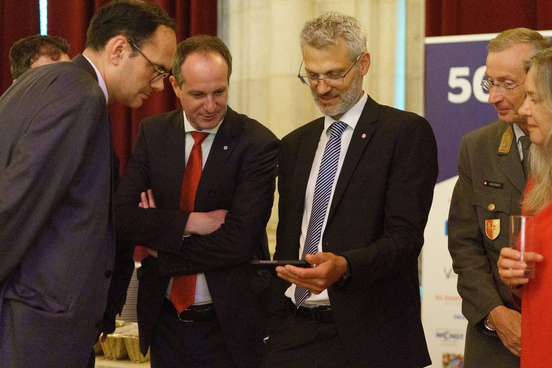 Mehrere Personen unterhalten sich