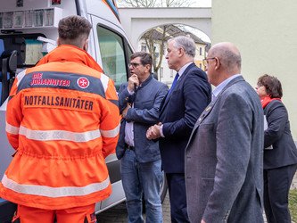Ein Notfallsanitäter erklärt die Ausstattung eines Rettungsfahrzeugs