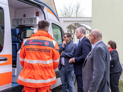 Ein Notfallsanitäter erklärt die Ausstattung eines Rettungsfahrzeugs