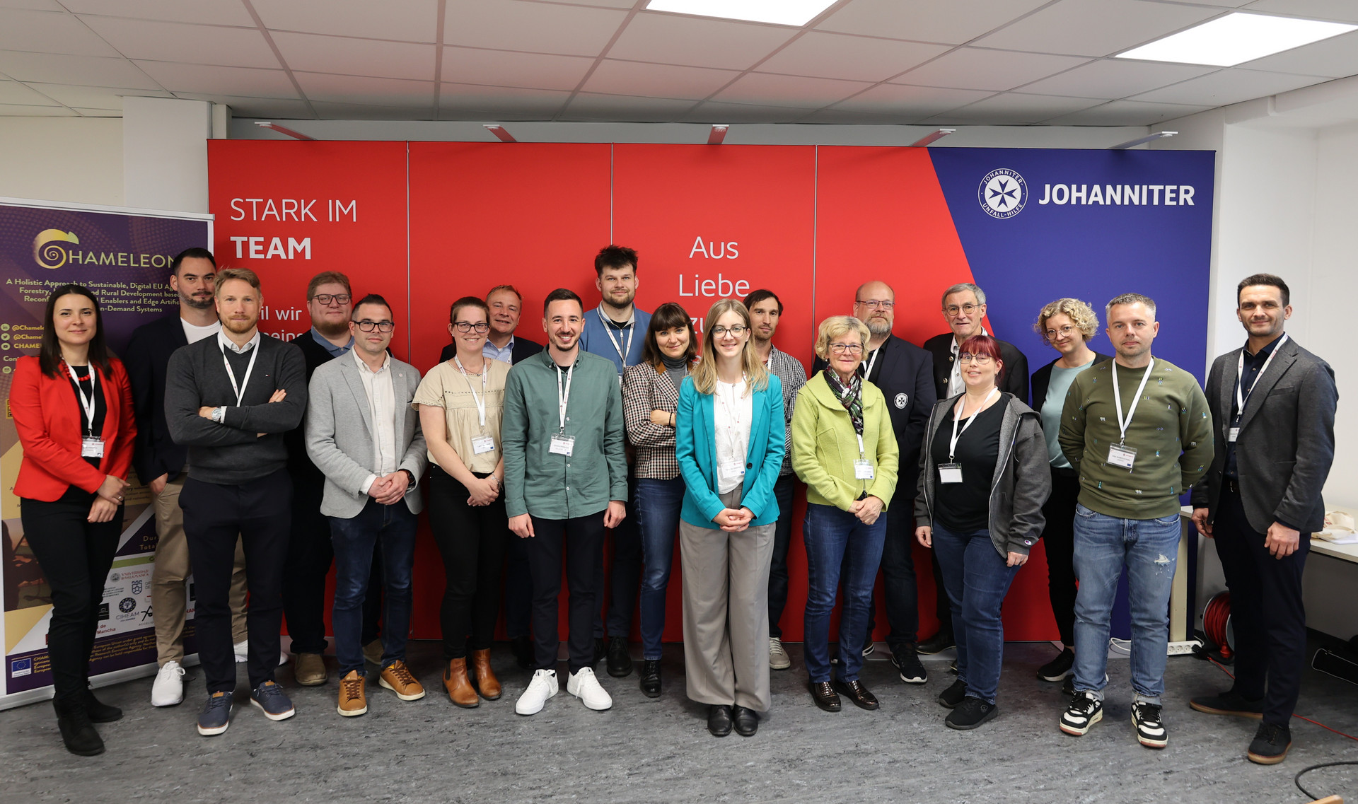 Ein Gruppenfoto aller beteiligten Forschungspartner:innen