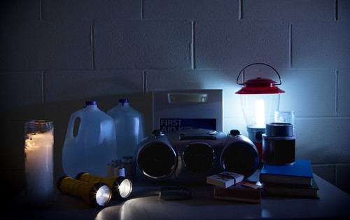 Taschenlampen, Radio, Lampen, Erste-Hilfe-Set, Wasser - Dinge, die man bei einem Stromausfall daheim haben sollte