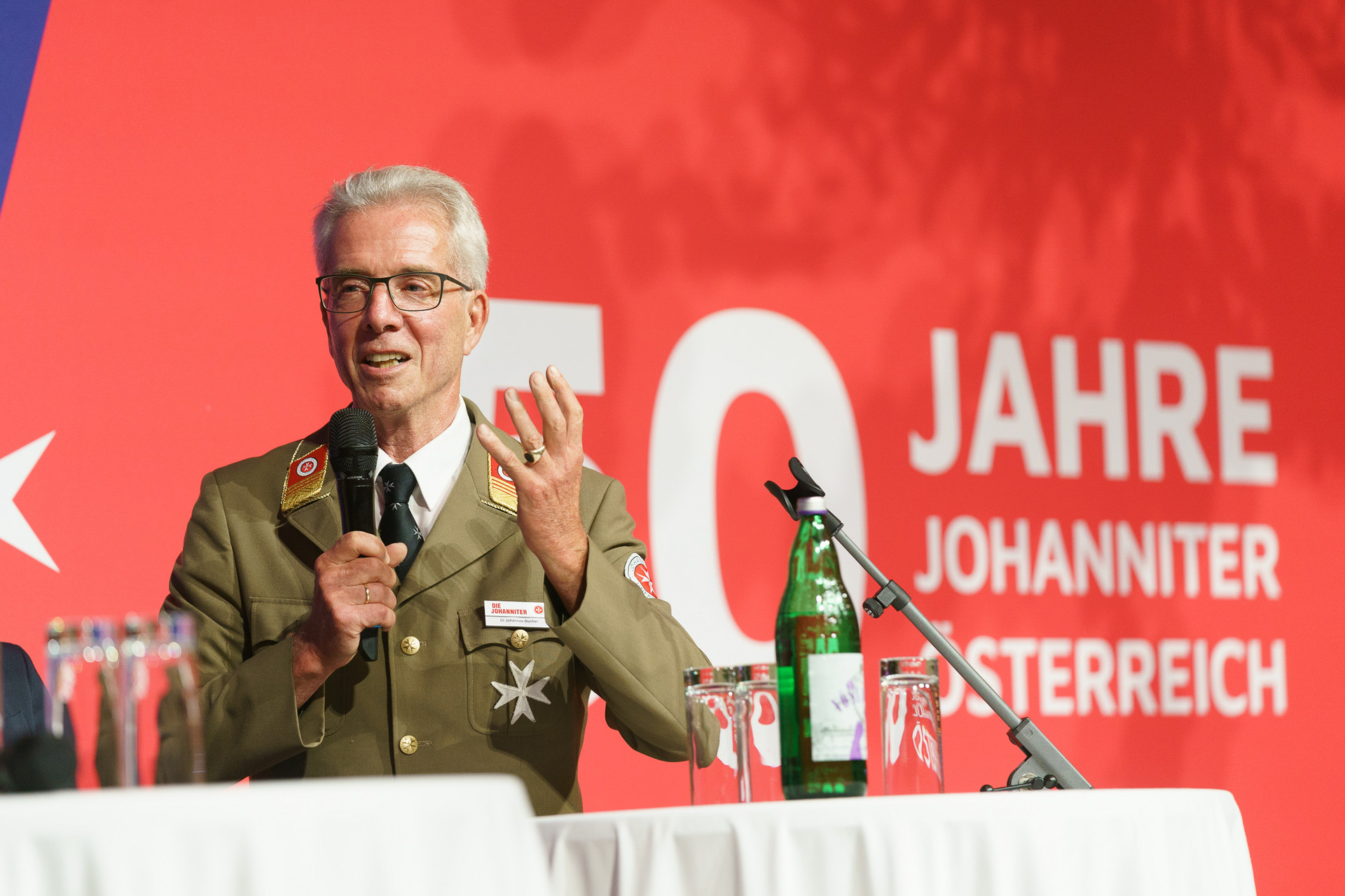 Präsident Johannes Bucher spricht auf der Bühne
