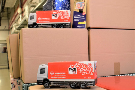 Weihnachtstrucker aus Papier auf Hilfskartons.