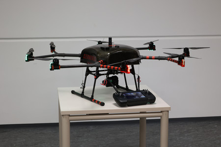 Eine große Drohne steht auf einem Tisch.