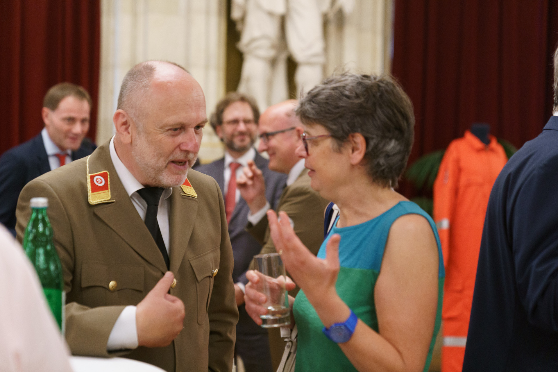 Mann und Frau unterhalten sich