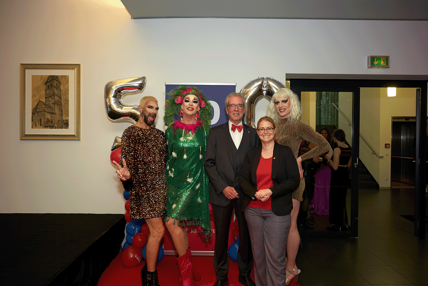 Präsident Johannes Bucher, Bundesgeschäftsführerin Petra Grell-Kunzinger stehen vor einem 50er Ballon und posieren vor der Kamera